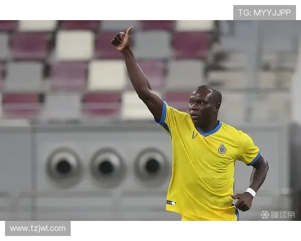 贝西克塔斯球迷掷球前见缝合影